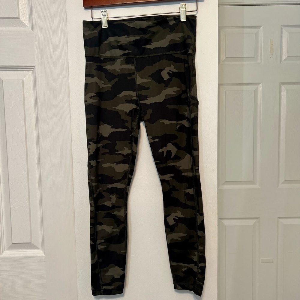 Woman’s Athleta Ultimate Green Camouflage Leggings Size Small‎